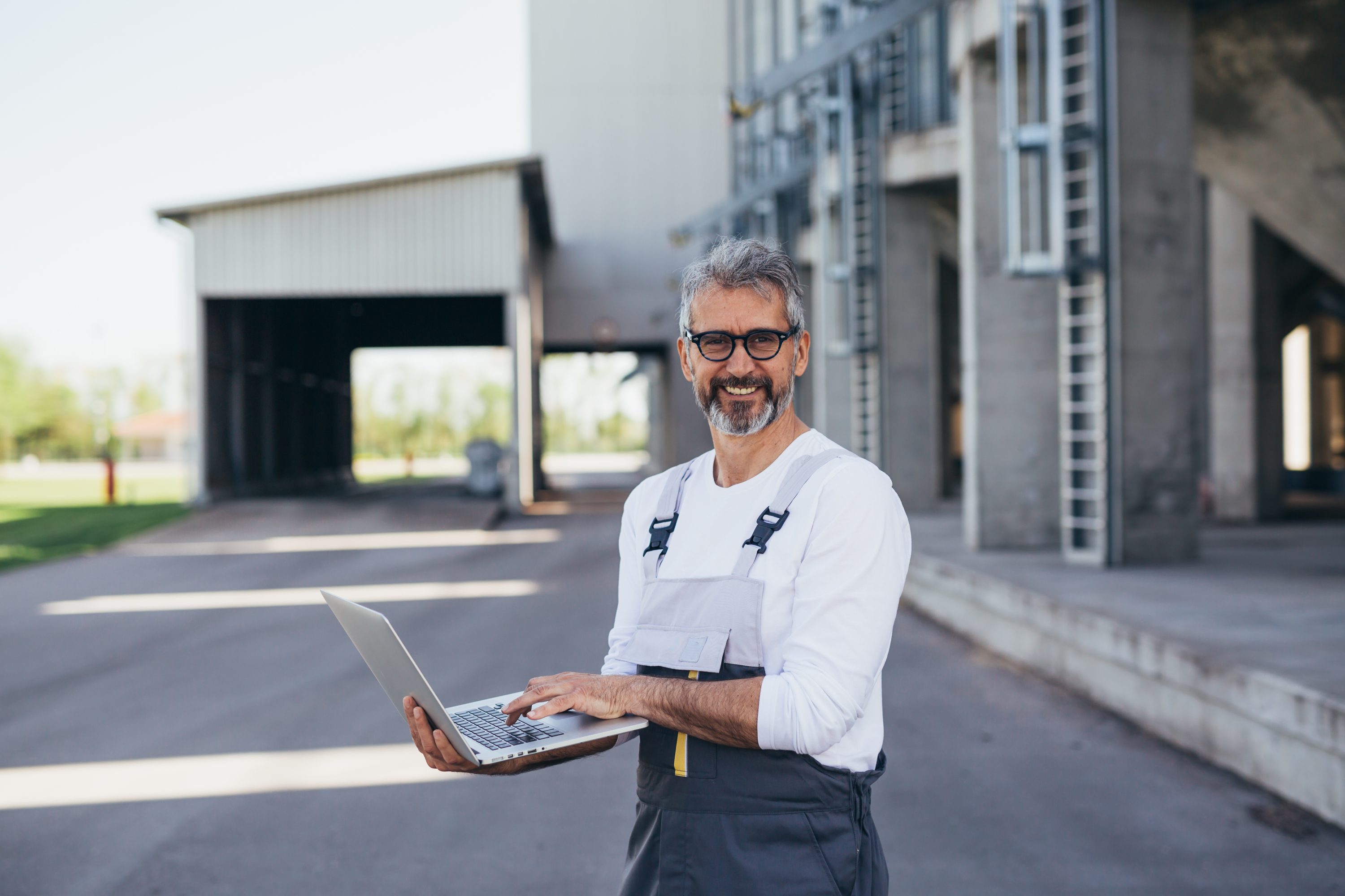 Supply chain medewerker met laptop