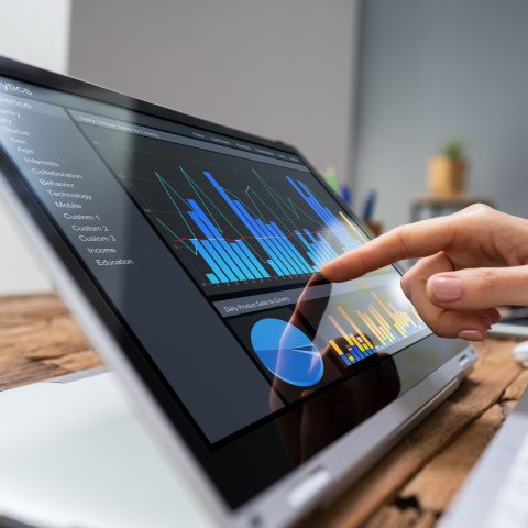 Businesswoman Analyzing Graph On Laptop Zakelijke vrouw bestudeerd grafieken en tabellen op het beeldscherm