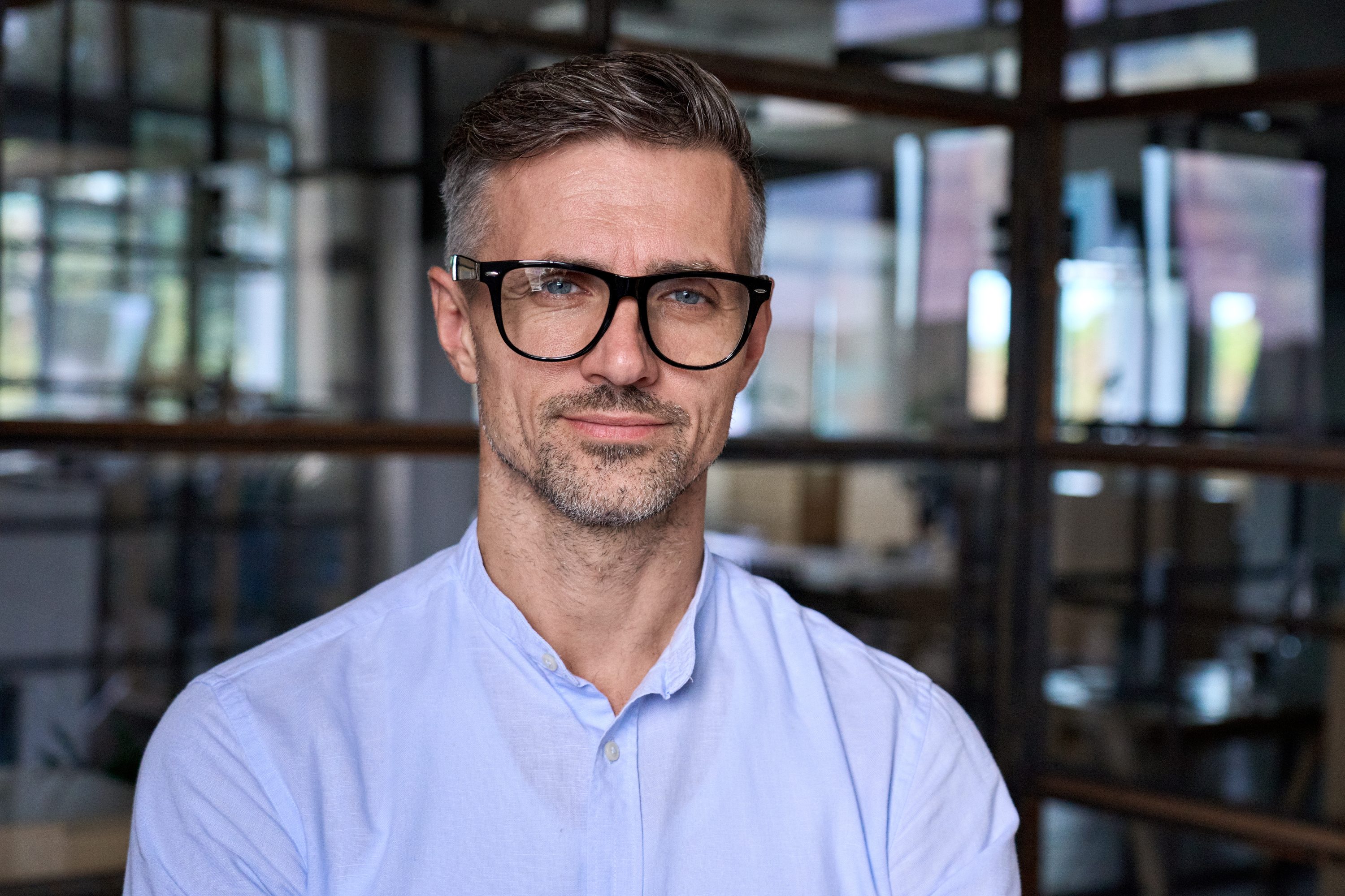 IT specialist kijkt recht in de camera