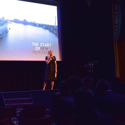 DSC_0192 – versie 2 Vrouwelijke leider presenteert tijdens event