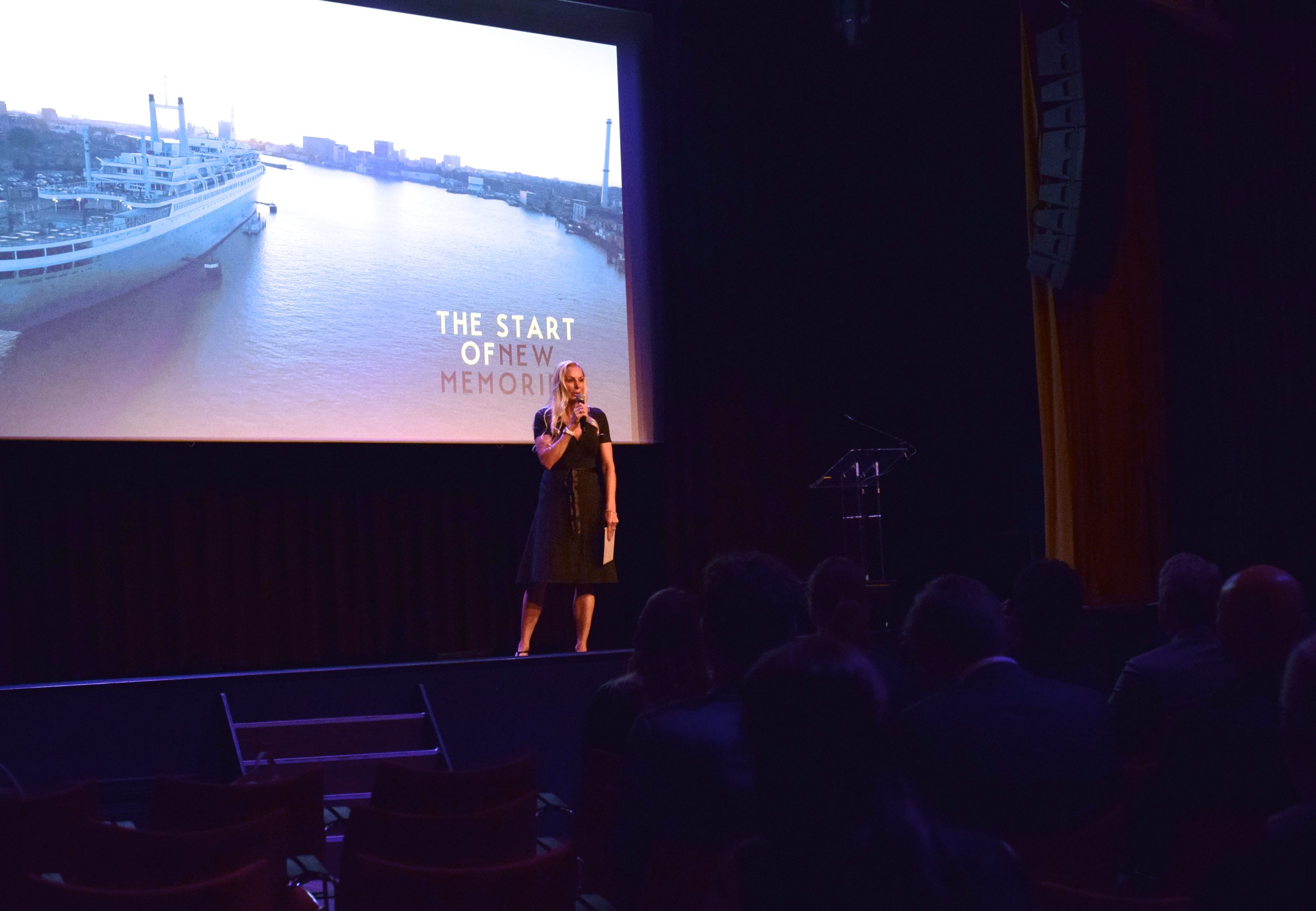 Vrouwelijke leider presenteert tijdens event