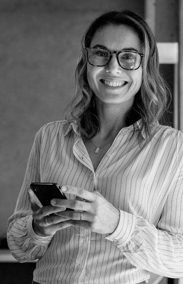 Kvinna med en telefon utstrålar ledarskap