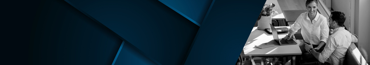 en blå/svart grafi på väntersidan. Till höger i bilden suns personer i gråskala sitta och diskutera. Bilden representerar en nätverksträff av EGN