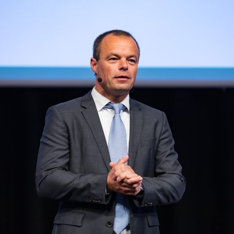 Media Zakelijke leider (man in pak met handsfree microfoon)