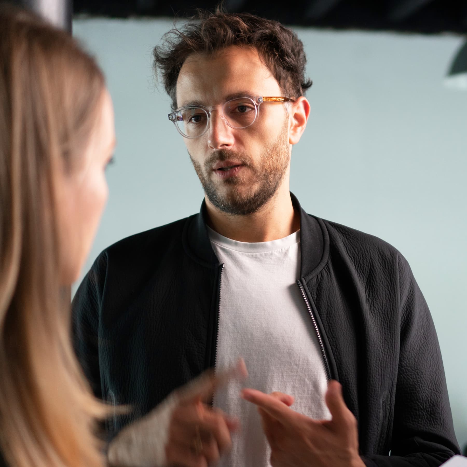 En mand står og snakker med en kvinde