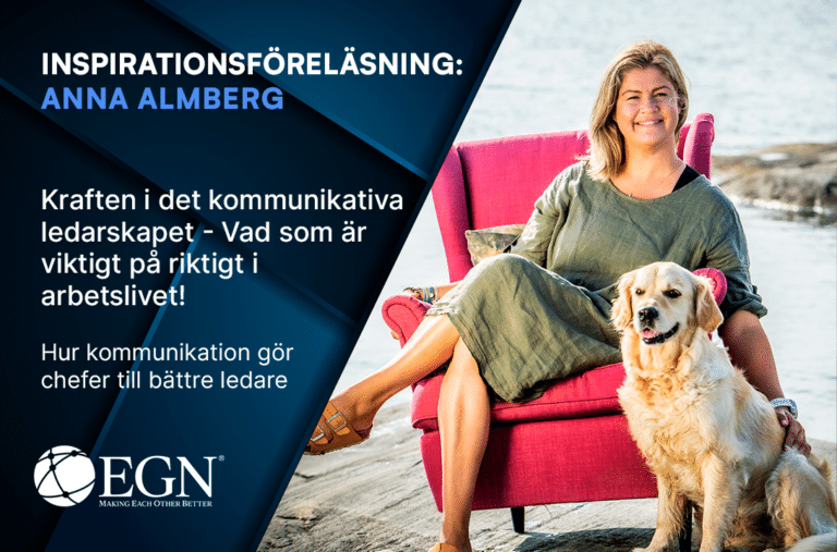 Anna Almberg i fåtölj med en hund